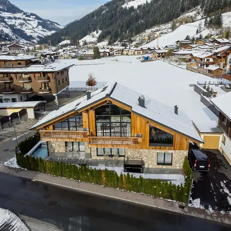 Dorfchalet Luxus-wellness-chalet Im Skigebiet 木屋