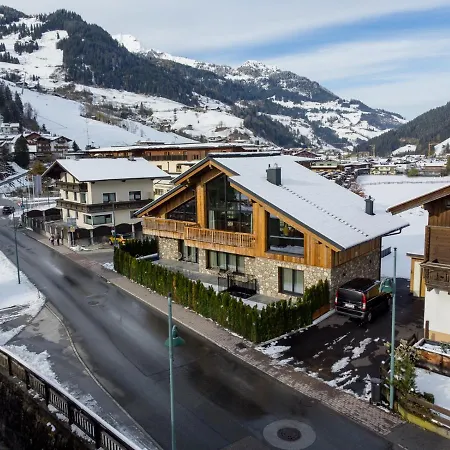 木屋 Dorfchalet Luxus-wellness-chalet Im Skigebiet *