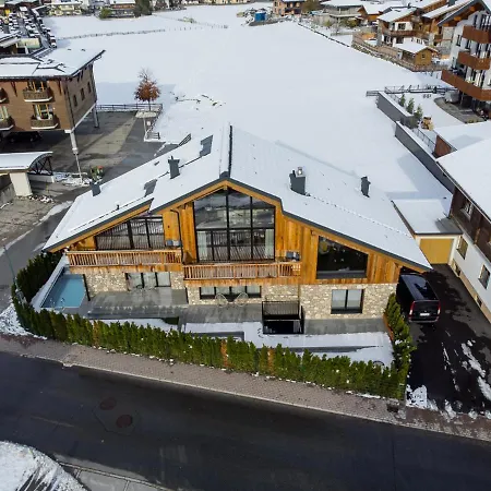 Dorfchalet Luxus-wellness-chalet Im Skigebiet 木屋