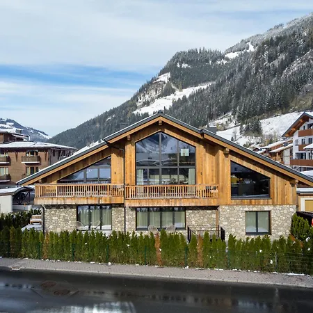 Dorfchalet Luxus-wellness-chalet Im Skigebiet